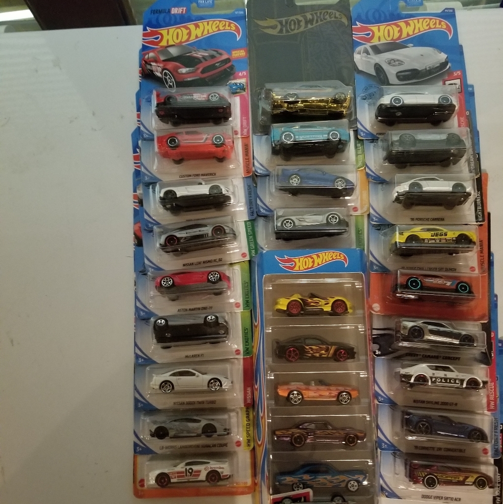 27 hot wheels cars and one that makes 28 out of the container.